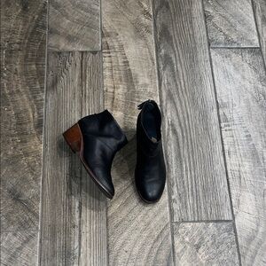 Toms black leather Ankle Boots, 2.5” heel,w/ zippers.